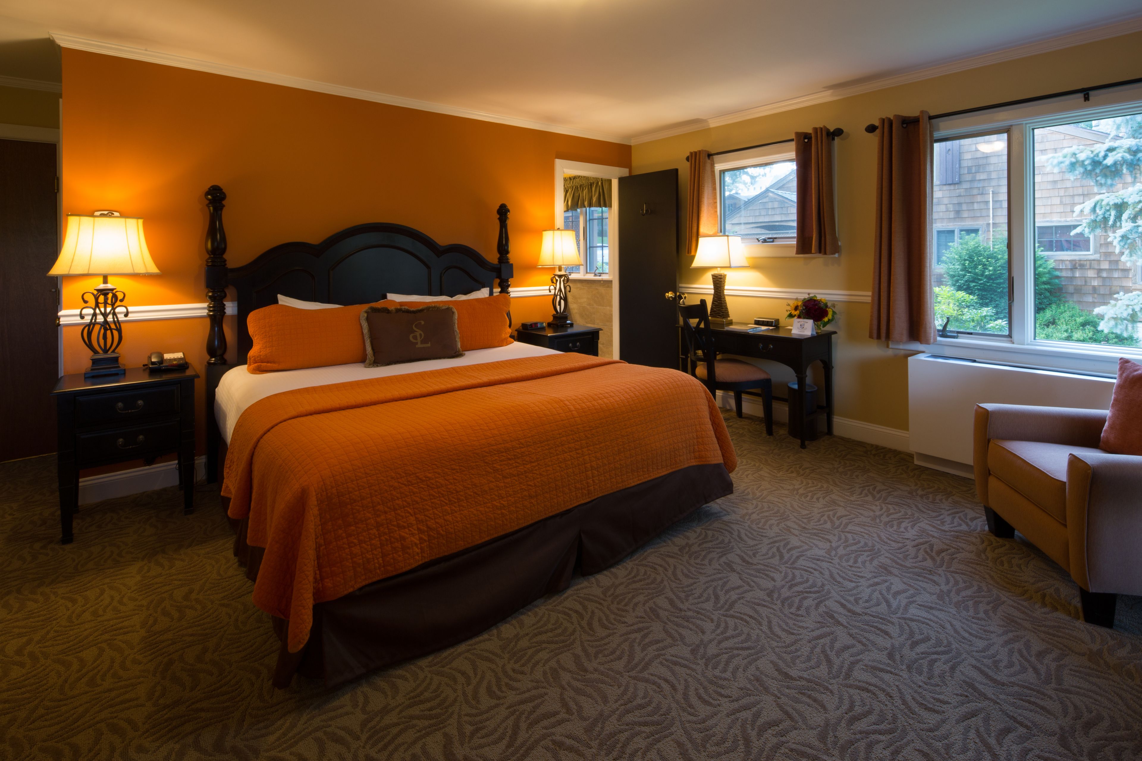 cottage king (outside main lodge) | hypo-allergenic bedding, in-room safe, individually decorated