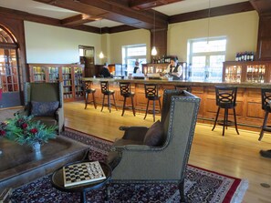 2 bars/lounges