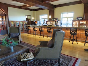 2 bars/lounges