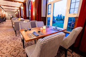 4 restaurants, breakfast, lunch, dinner served; American cuisine