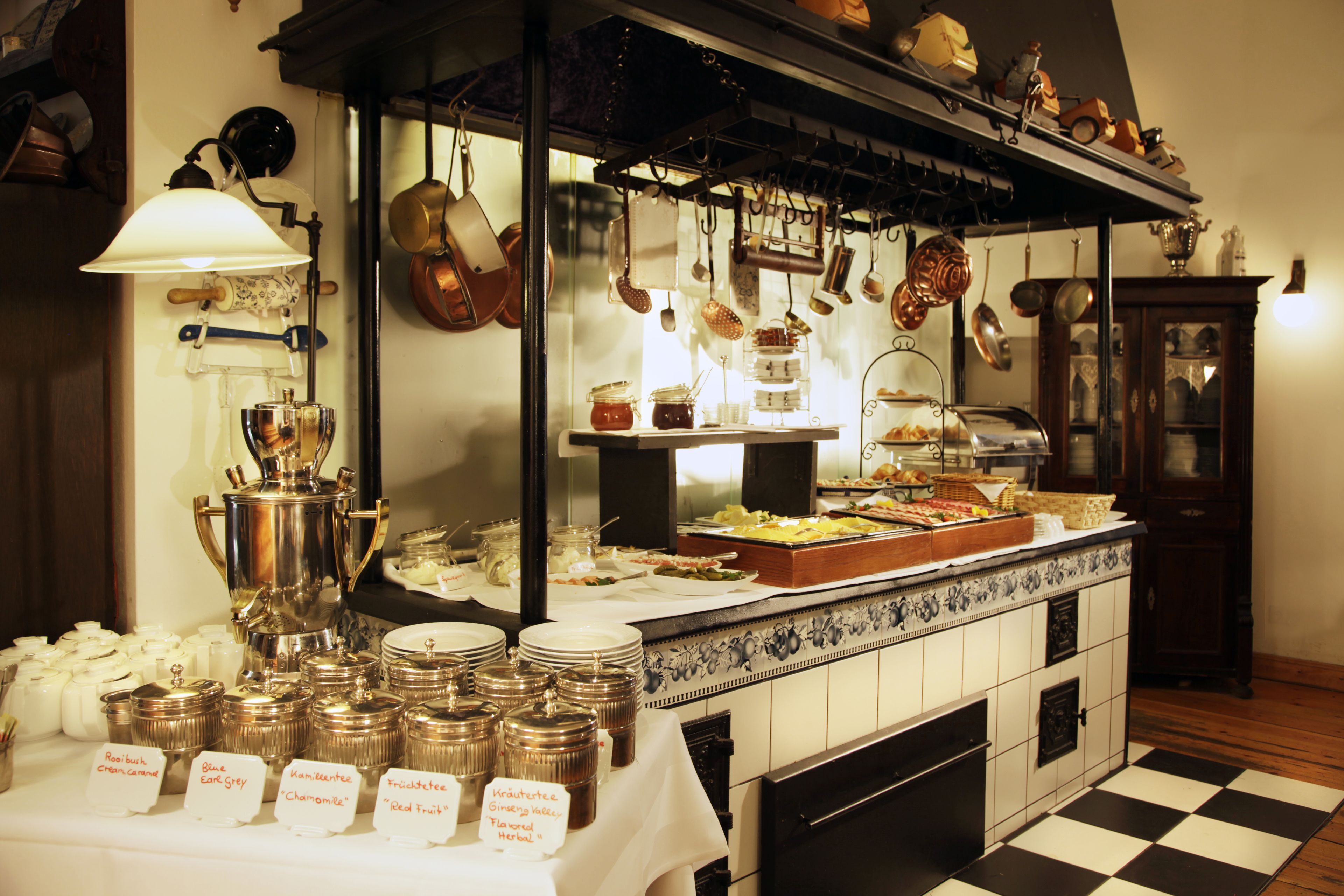 Svédasztalos reggeli mindennap (fejenként EUR 12 áron)