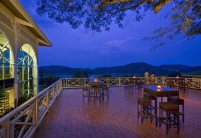 2 restaurantes, se sirve desayuno 