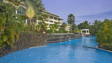 Piscine extérieure, parasols de plage, chaises longues