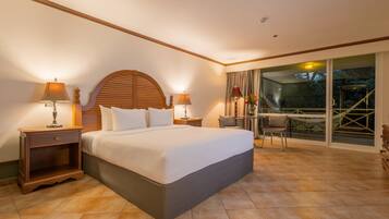 Deluxe Room, 1 King Bed, River View | Egyptian cotton sheets, premium bedding, in-room safe, desk