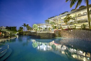 Poolside bar