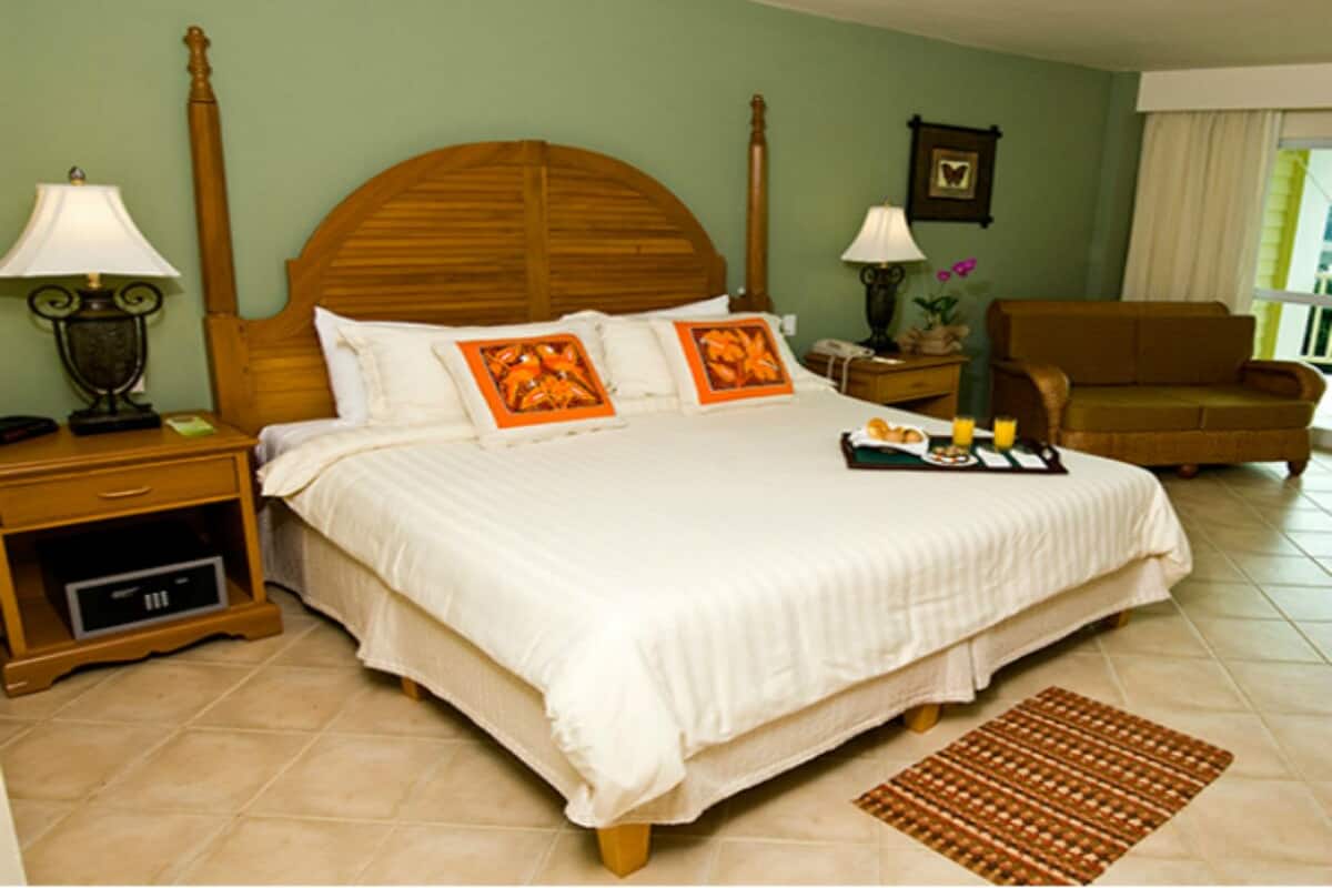 Egyptian cotton sheets, premium bedding, in-room safe, desk