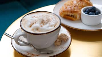 Cooked-to-order breakfast on weekdays (USD 20.00 per person)