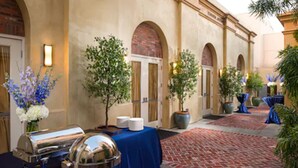 A courtyard with a covered dining area, potted plants, and a brick pathway. - Hotel Shattuck Plaza (Berkeley)