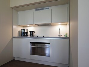 Apartment | Hypo-allergenic bedding, in-room safe, individually decorated