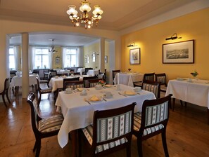 Desayuno buffet todos los días (EUR 12.00 por persona)