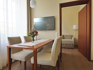 Apartment | Living area | 27-inch TV with satellite channels, books - Hotel Martha Dresden (Dresden)