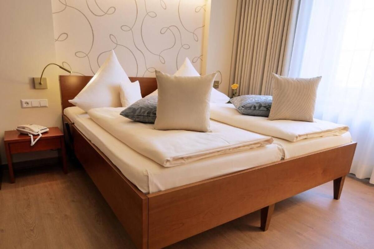 Hypo-allergenic bedding available, in-room safe, desk, cribs (free)