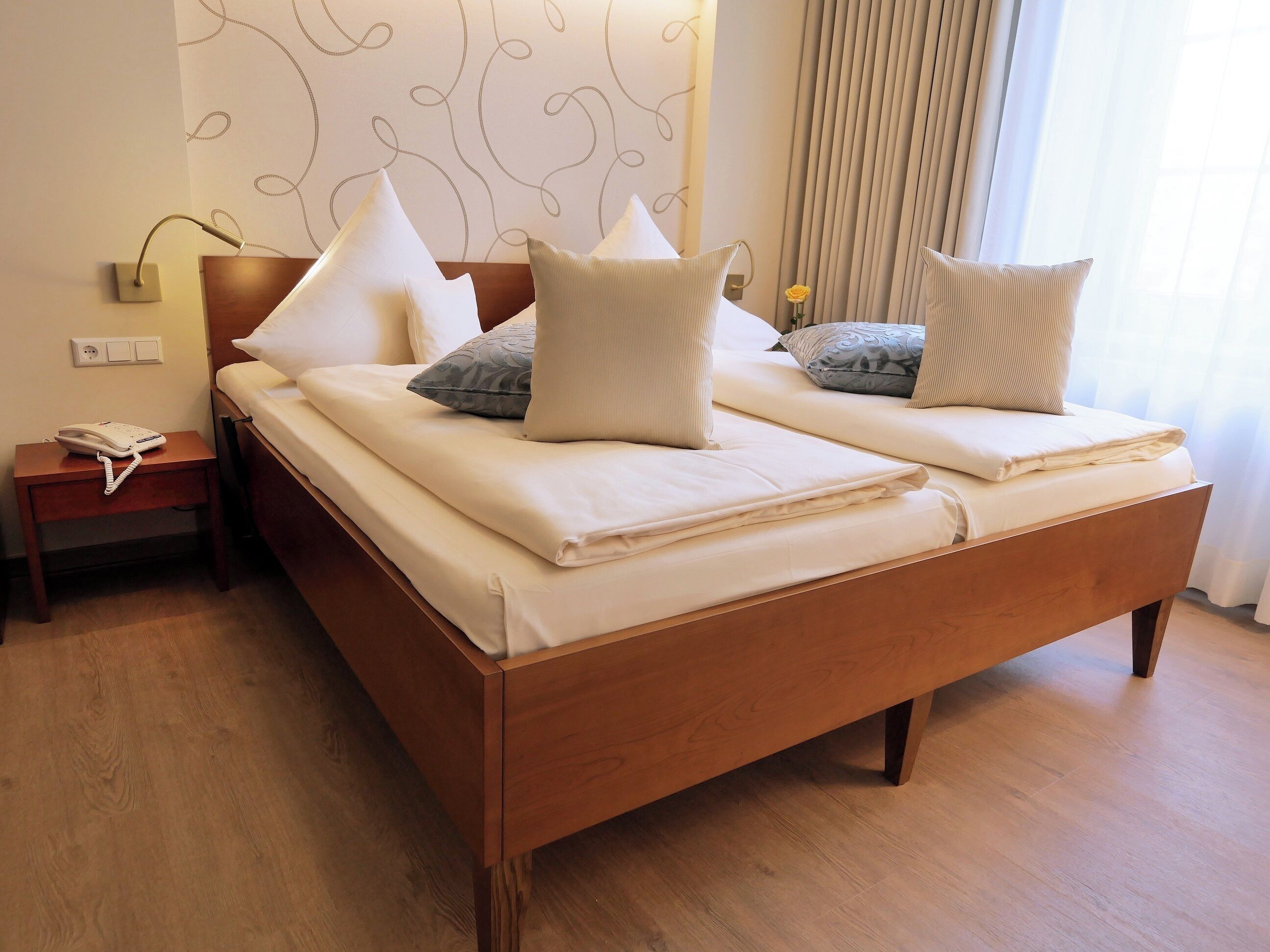 Hypo-allergenic bedding available, in-room safe, desk, cribs (free)