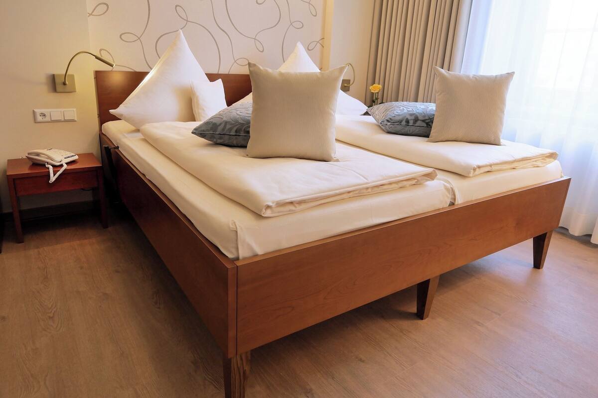 Hypo-allergenic bedding available, in-room safe, desk, cribs (free)