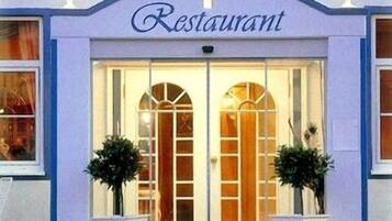 Breakfast, lunch, dinner served; Regional cuisine