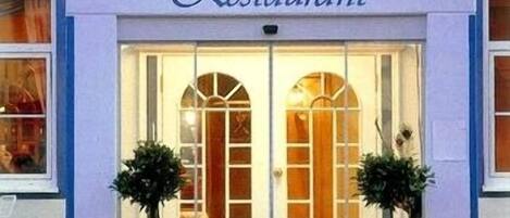 Breakfast, lunch, dinner served; Regional cuisine