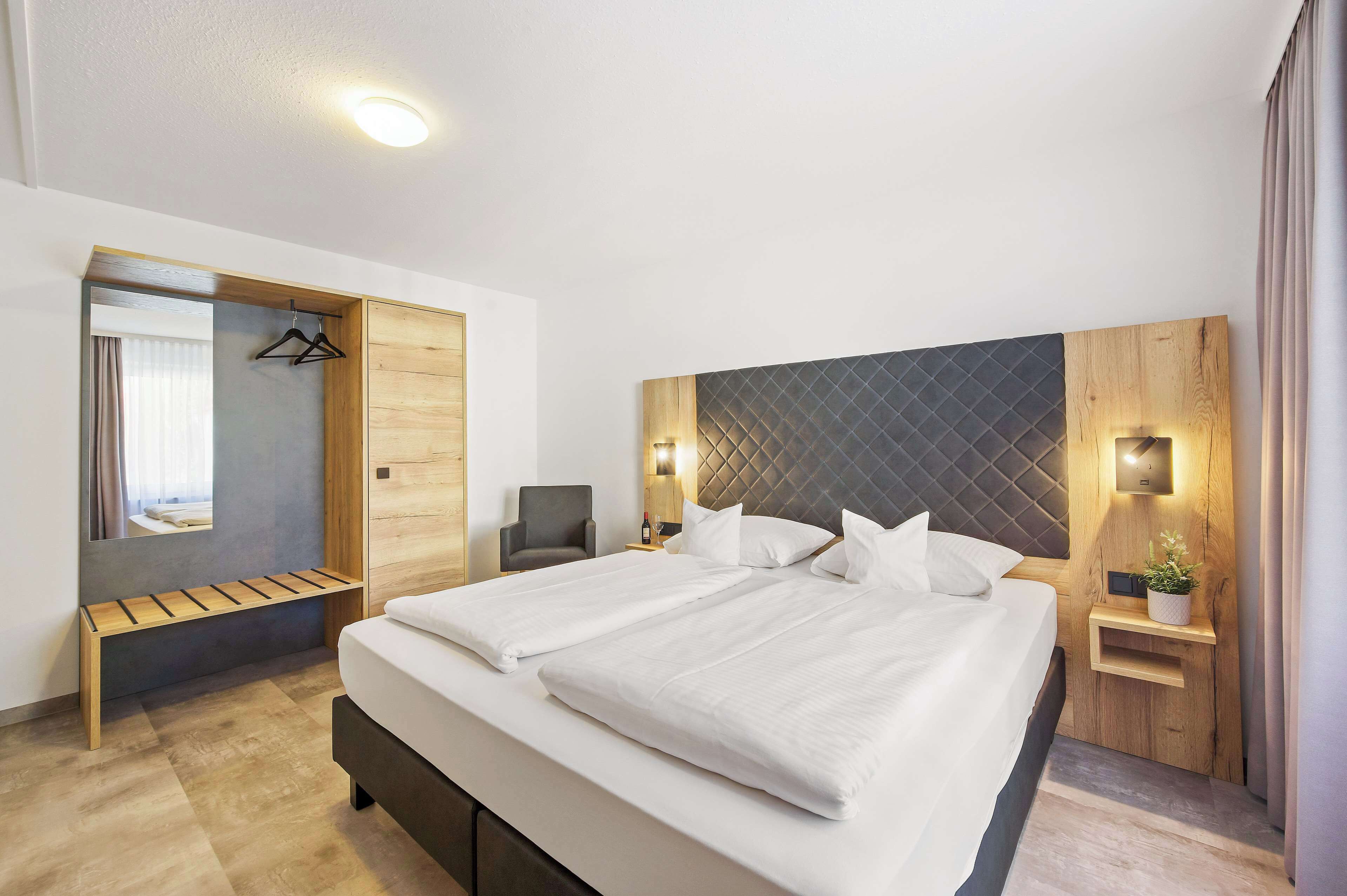 deluxe room, 1 double bed (cozy sitting corner) | hypo-allergenic bedding, minibar, in-room safe, desk