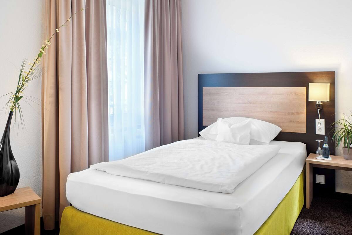 Comfort Room, 1 Twin Bed | Hypo-allergenic bedding, minibar, in-room safe, desk
