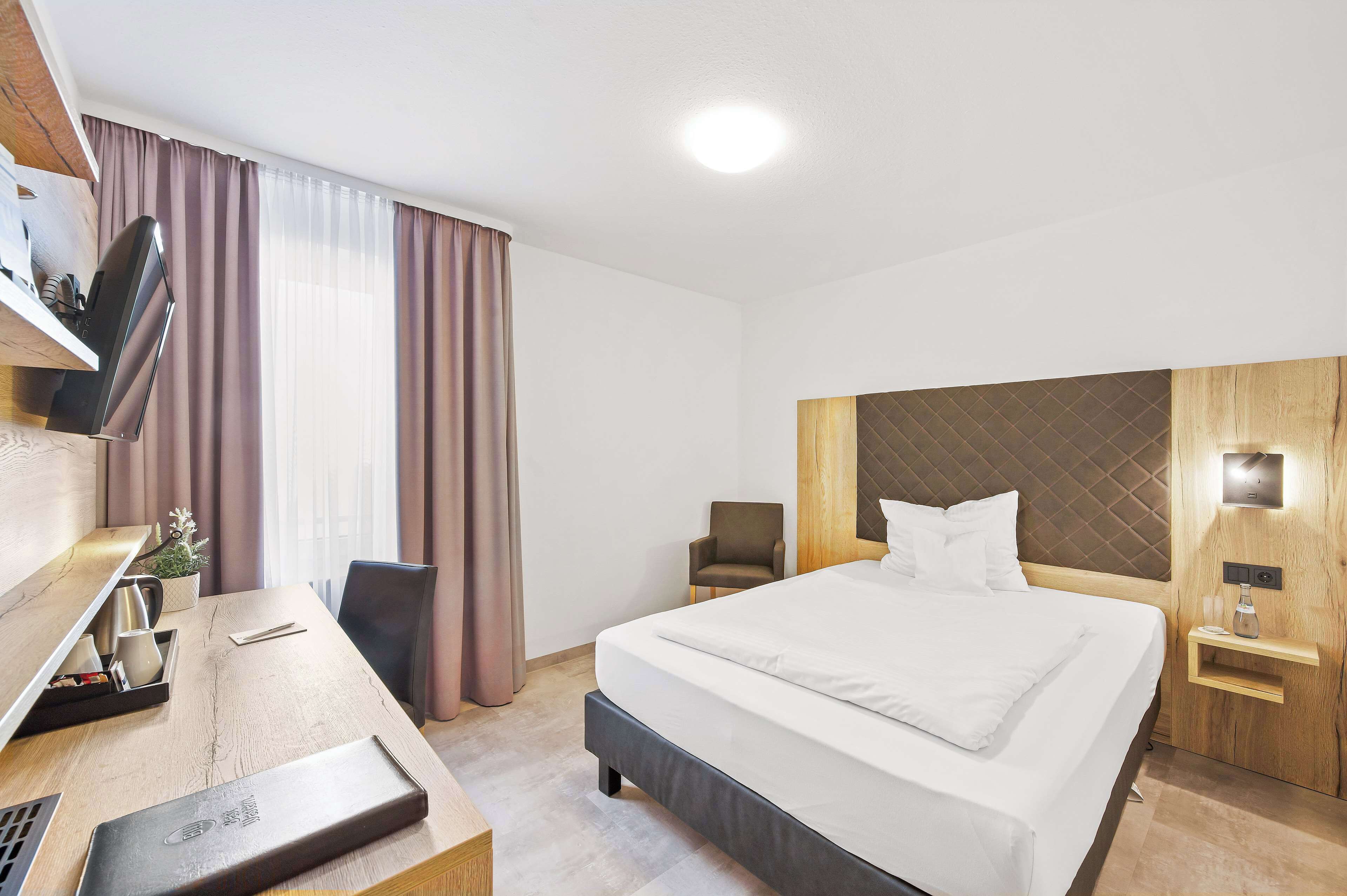 comfort room, 1 single bed | hypo-allergenic bedding, minibar, in-room safe, desk