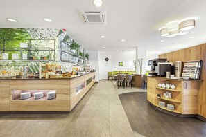 Free daily buffet breakfast  - Best Western Hotel Favorit (Ludwigsburg)