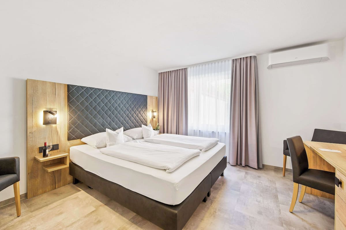 Standard Room, 1 Double Bed | Hypo-allergenic bedding, minibar, in-room safe, desk