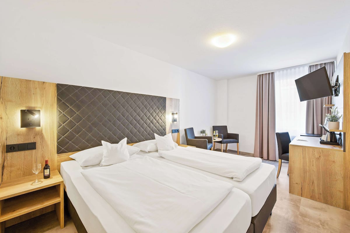 Literie hypoallergénique, minibar, coffres-forts dans les chambres