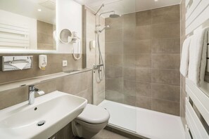 Deluxe Room, 1 Double Bed (Cozy Sitting Corner) | Bathroom | Shower, hair dryer, towels - Best Western Hotel Favorit (Ludwigsburg)