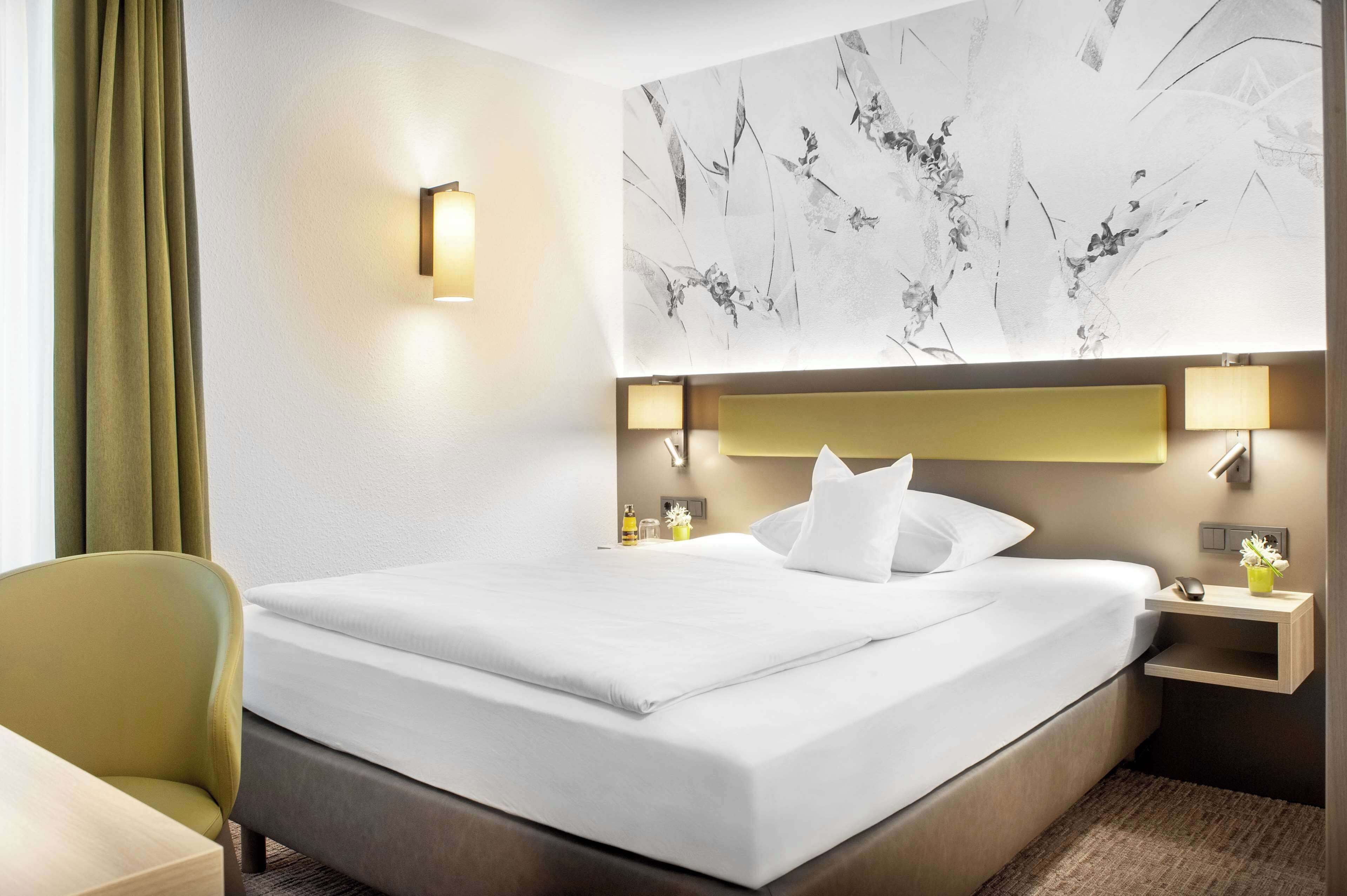 deluxe room, 1 double bed (cozy sitting corner) | hypo-allergenic bedding, minibar, in-room safe, desk