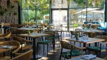 Petit déjeuner, déjeuner et dîner servis sur place, vue sur le jardin