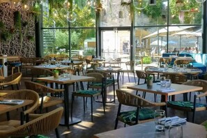 Petit-déjeuner, déjeuner et dîner servis sur place, vue sur le jardin