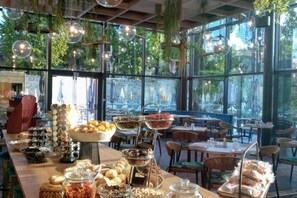 Desayuno buffet diario (EUR 20 por persona)