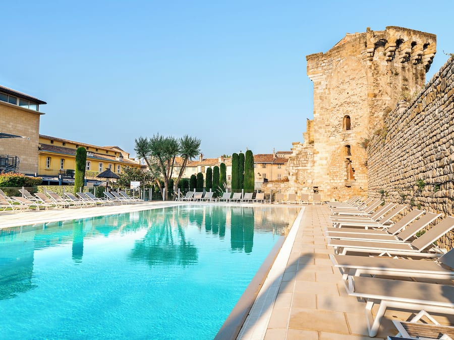 Piscine extérieure (ouverte en saison), parasols de plage