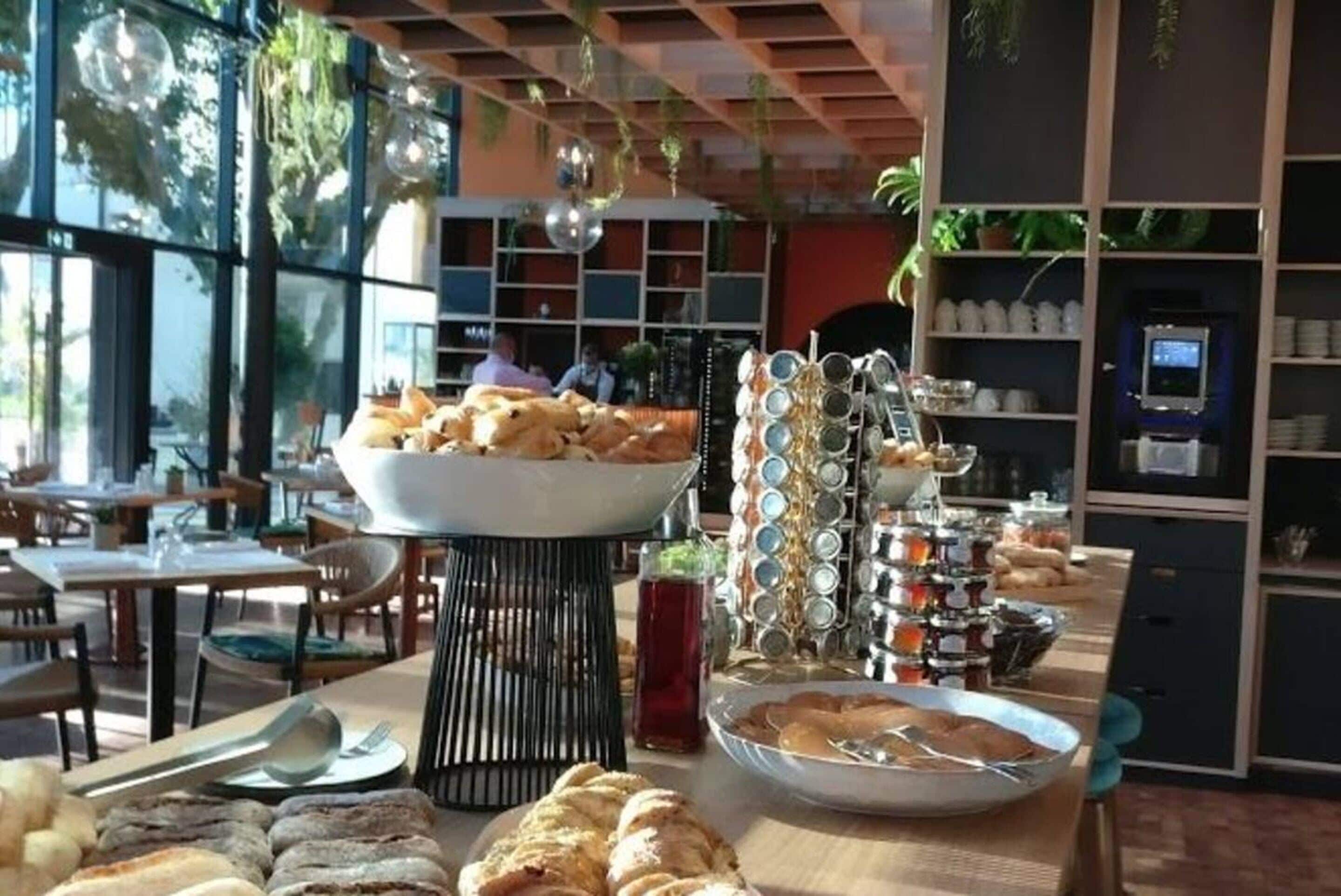 Un buffet proposant une variété de plats et une station de boissons.