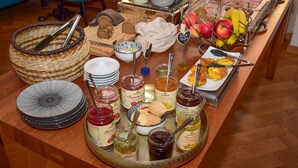 A buffet table with various food items, including fruits, pastries, and condiments. - Hotel Barbara (Freiburg im Breisgau)
