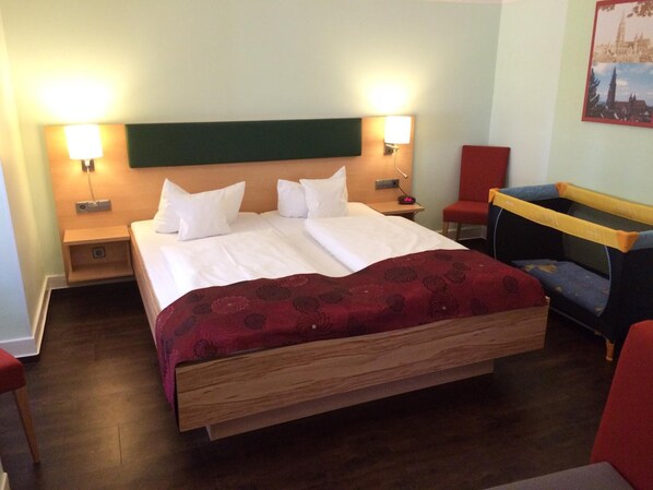 Sengetøy av topp kvalitet, senger med Select Comfort-madrass og minibar