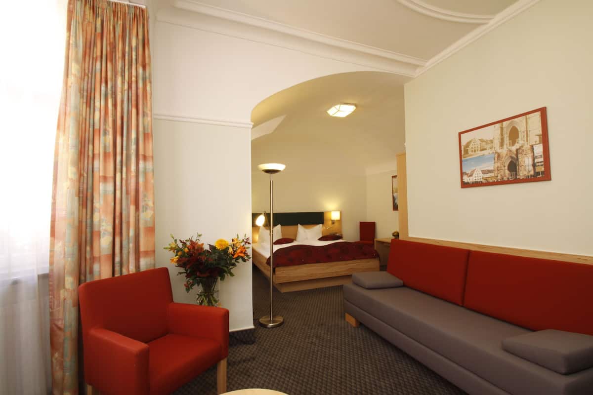 Suite Junior | Area soggiorno | TV