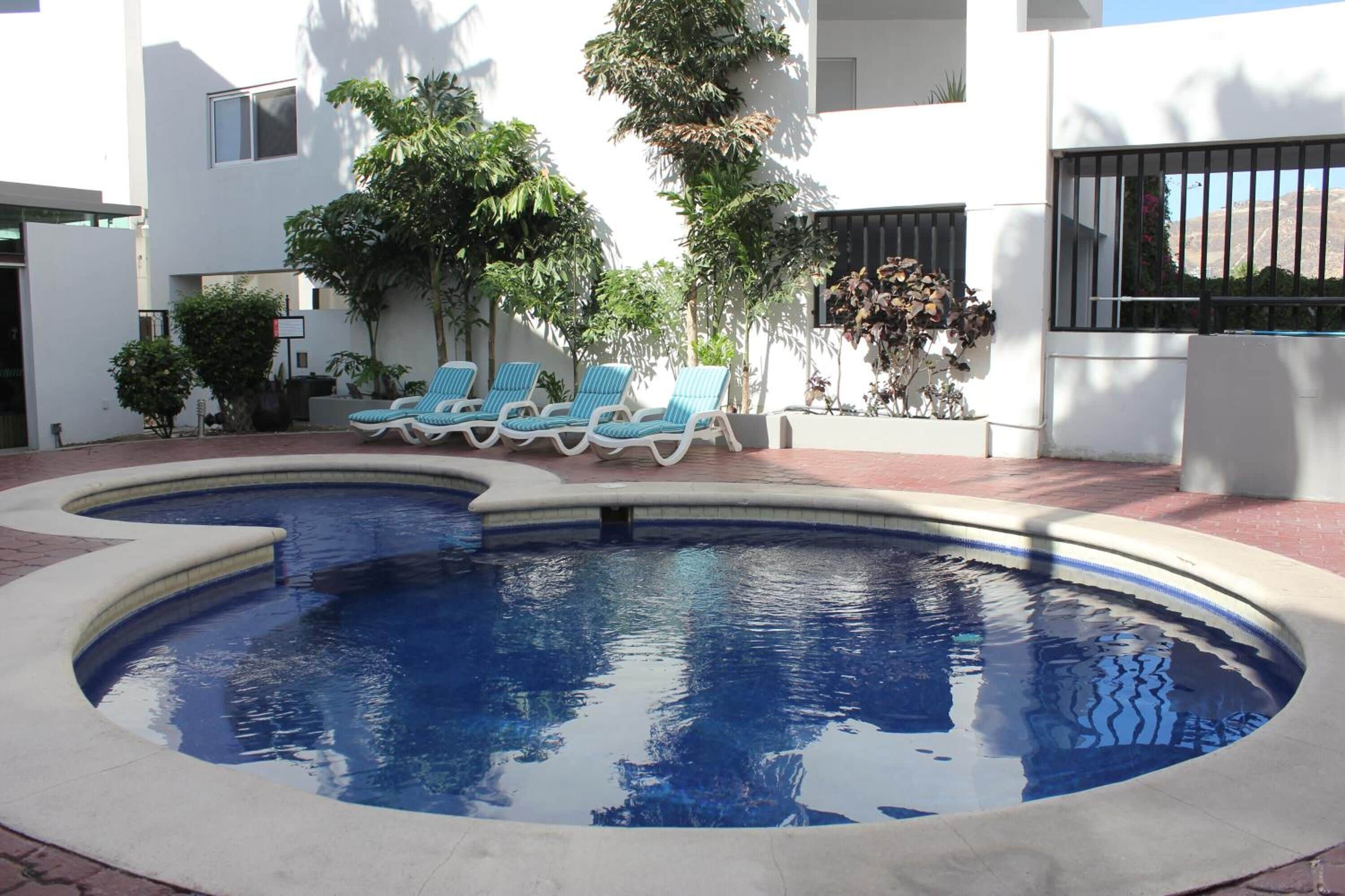 Alberca al aire libre, acceso de 09:00 a 21:00, y camastros 