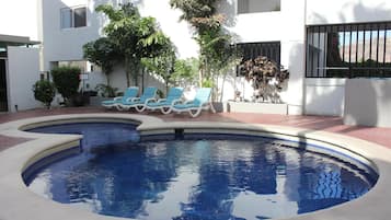 Alberca al aire libre, acceso de 09:00 a 21:00, y camastros