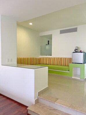 Jr Suite King | Zona de estar | Televisión de pantalla plana de 32 pulgadas con canales por cable