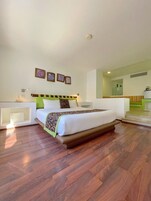 Escritorio, sistema de insonorización, wifi gratis y ropa de cama 