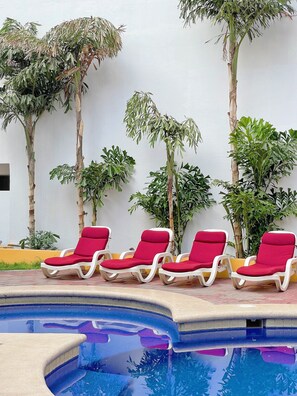 Piscine extérieure, chaises longues