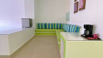 Jr Suite Doble | Área de sala de estar | Televisión de pantalla plana de 32 pulgadas con canales por cable