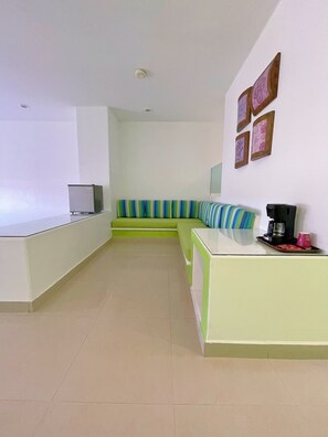 Juniorsvit | Vardagsrum | 32-tums platt-tv med kabelkanaler och tv