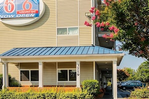 Property entrance - Motel 6 - Fayetteville, NC - Fort Liberty Area (Fayetteville)