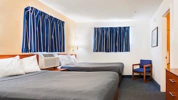 Escritorio, tabla de planchar con plancha, wifi gratis y ropa de cama