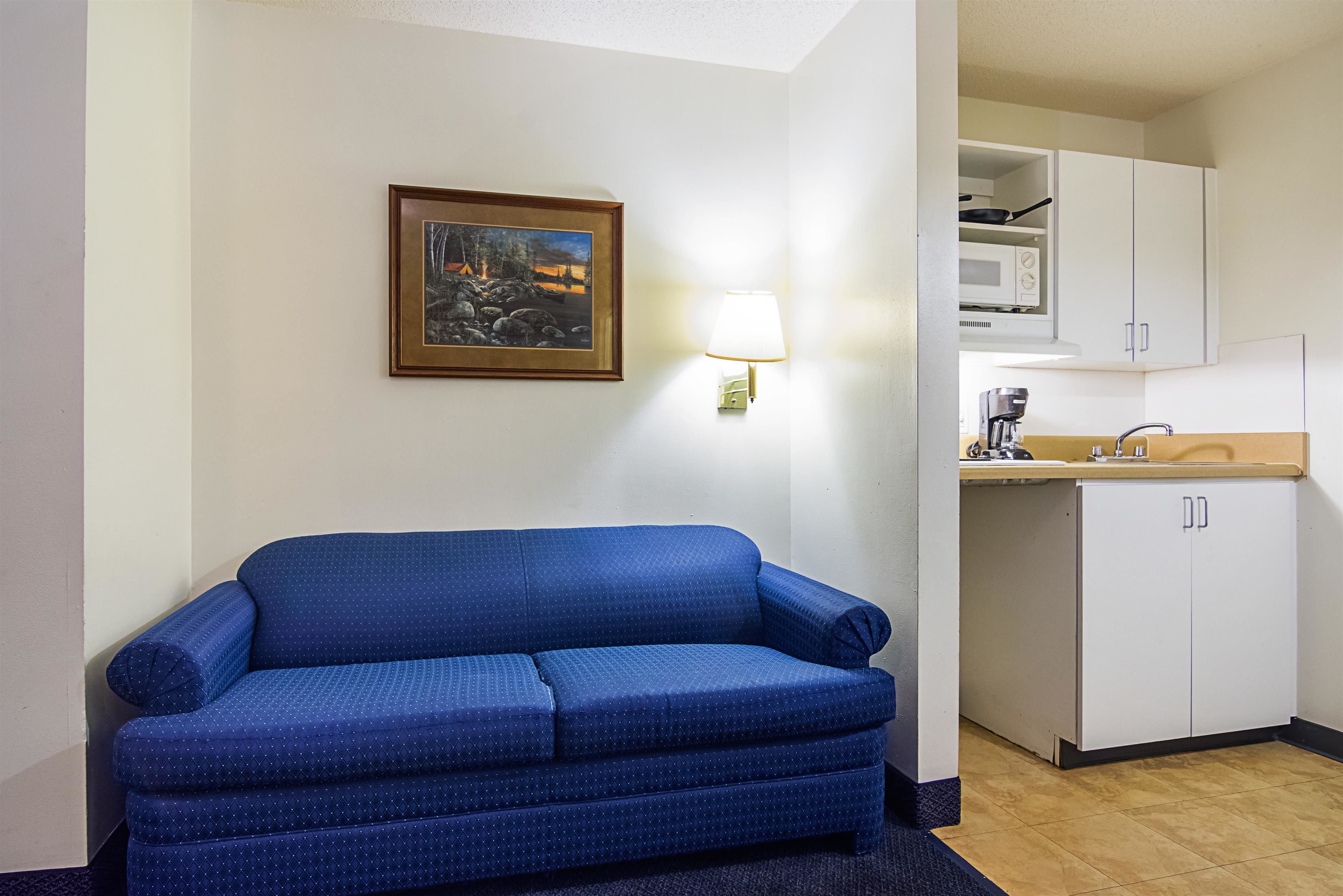 Escritorio, tabla de planchar con plancha, wifi gratis y ropa de cama 