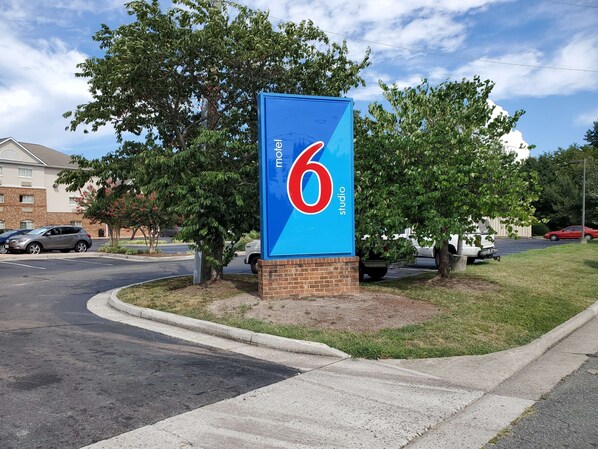 Indicador blau amb el número 6 i la paraula 'studio', que indica un hotel o allotjament.