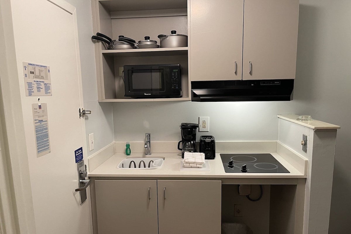 Mikrowelle, Wasserkocher mit Kaffee-/Teezubehör