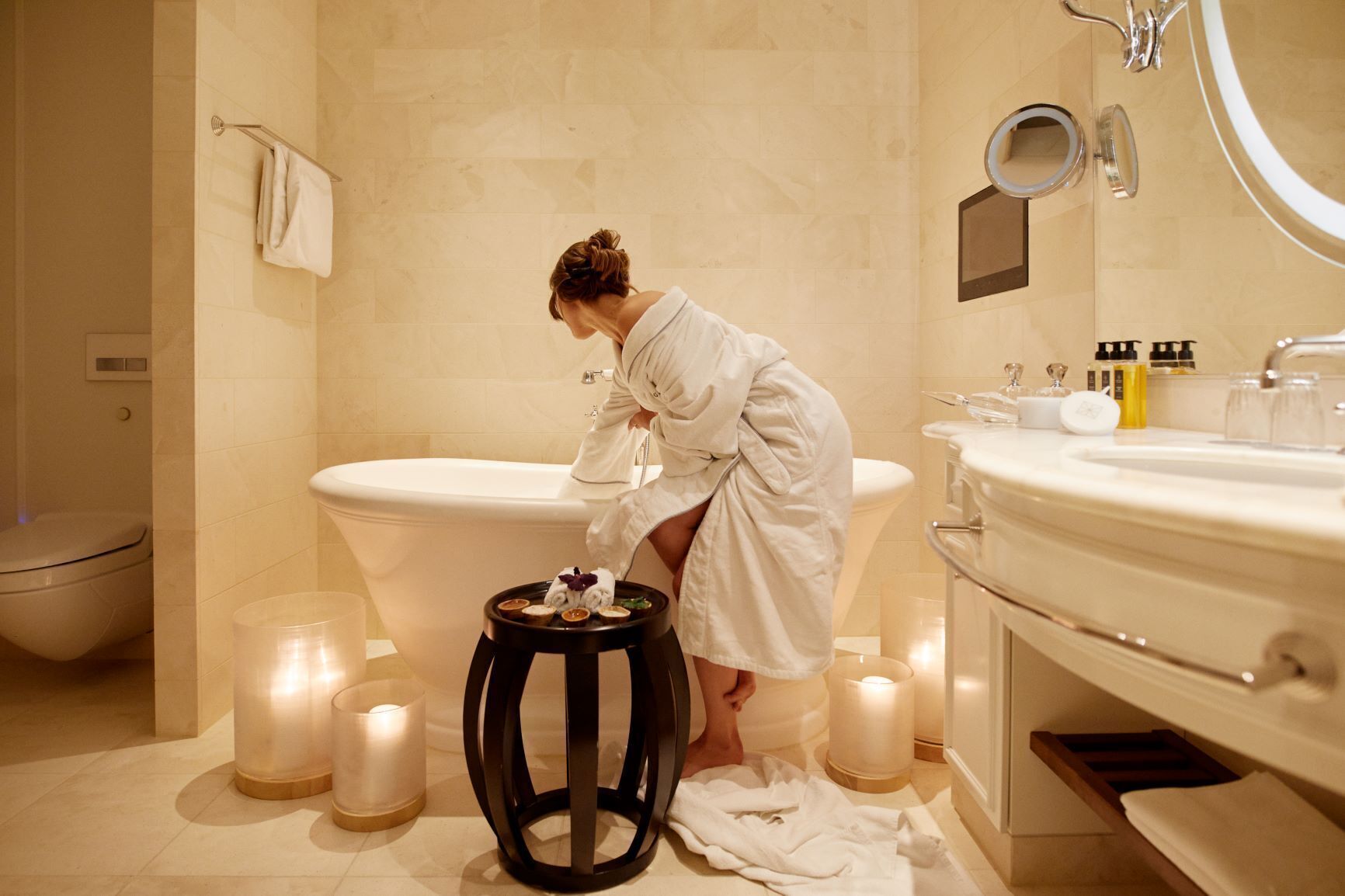 separate bathtub and shower, rainfall showerhead, free toiletries