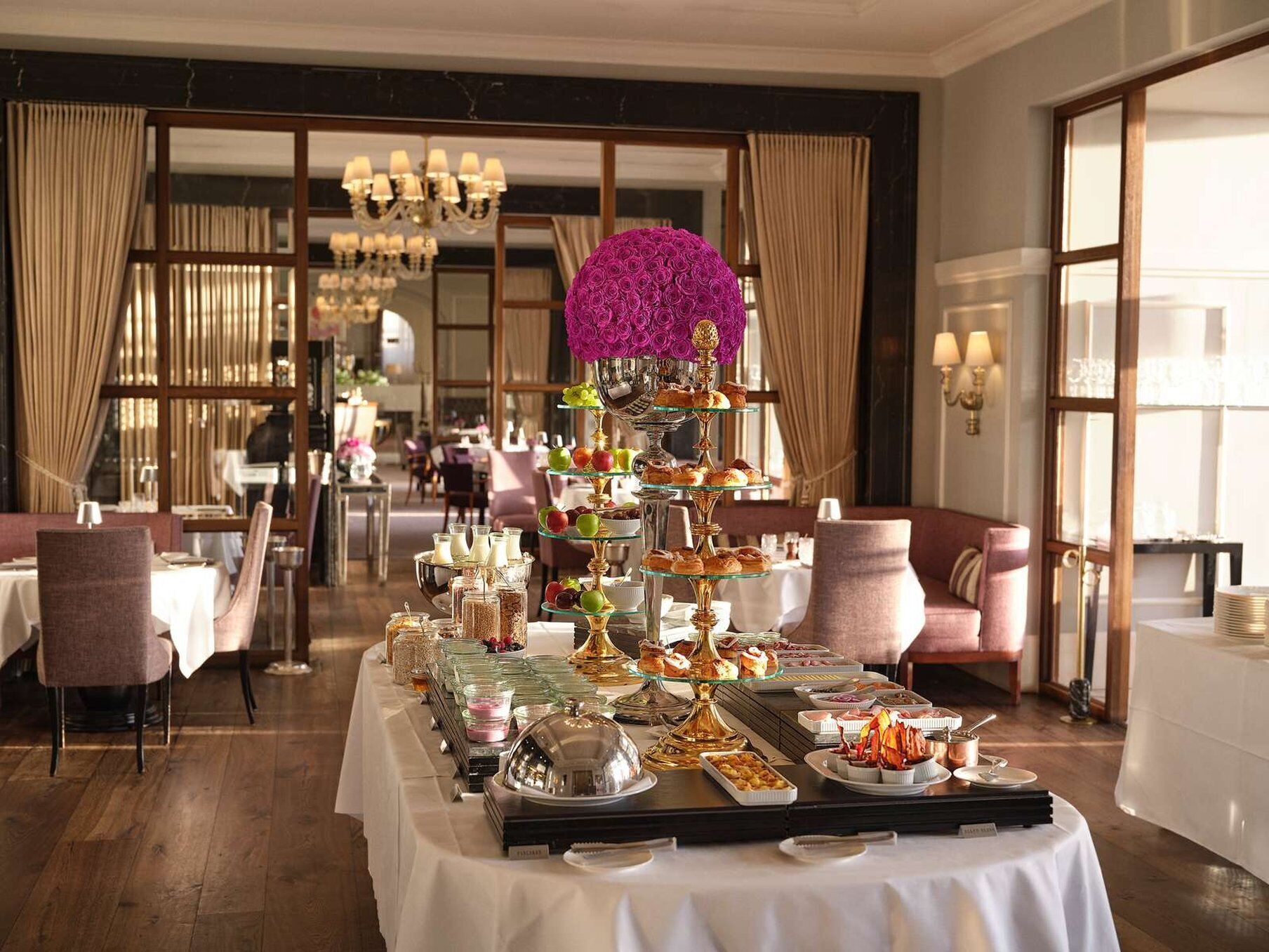 daily buffet breakfast (dkk 350 per person)